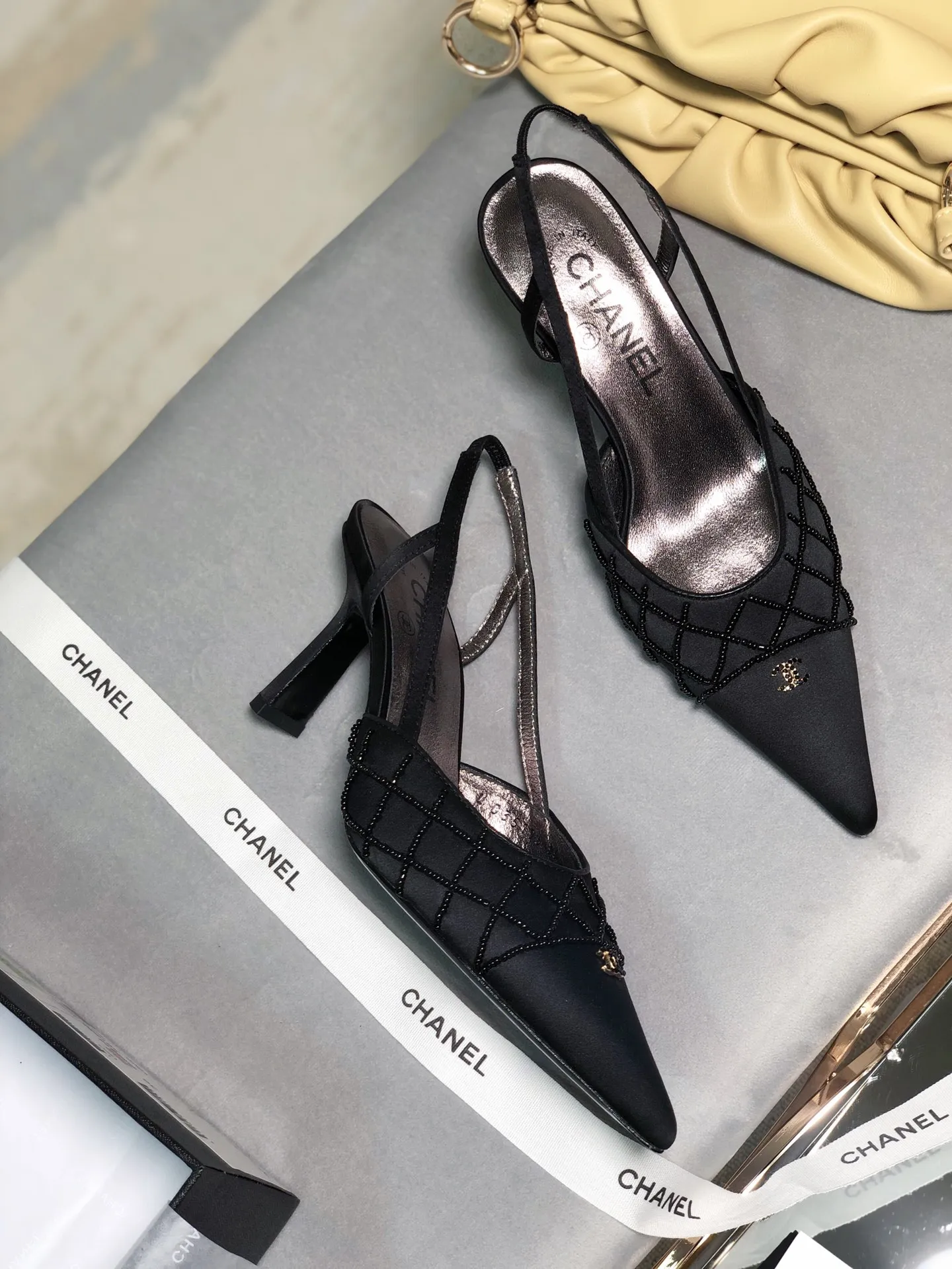 👟👟Ex-factory price 480👟👟 Chanel Xiaoxiang Vintave second-hand style diamond-embellished pointed toe back lace-up high-heeled shoes〰 Size: 34-40 (34,40 can be customized, non-returnable) Xiaoxiang pearl shoes, a must-have classic mid-heeled sandal for the goddess~~ Three colors available: black and white apricot The upper is all silk➕The upper is decorated with hand-made beads, sheepskin lining for the feet, dyed genuine leather outsole ★Heel height: 6.5CM Size: 34-40